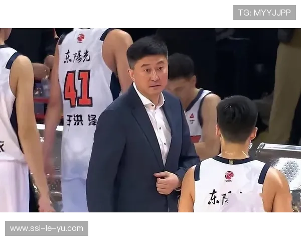 辽宁球迷机场互动杜锋，竞技体育温情瞬间破圈